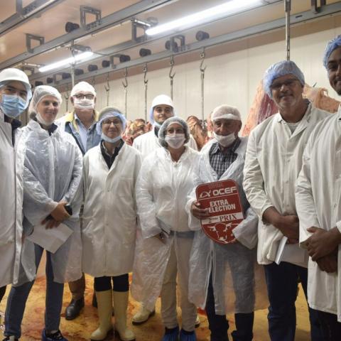 PHOTO (crédit photo : Yvon Creugnet) : 2ème prix  SCAF Arembo, éleveur à Boulouparis qui remporte le second prix du concours. Cette carcasse a été acquise par la Boucherie du Chef avec une surenchère de 460 F/kg.